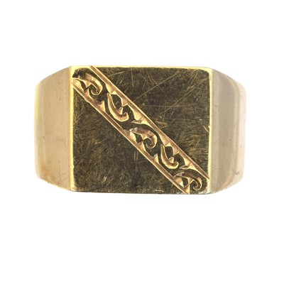 Lot 75 - A 9ct gold signet ring