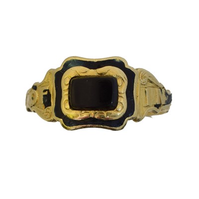 Lot 124 - An early Victorian 18ct gold mourning ring