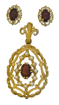 Lot 36 - A 9ct gold garnet suite of jewellery