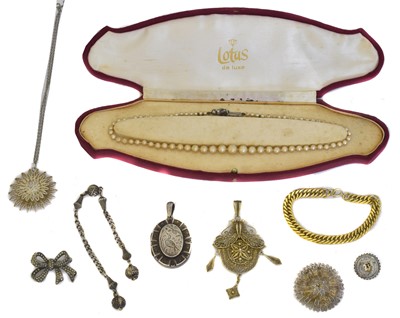Lot 110 - A selection of silver and white metal jewellery