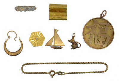Lot 104 - A selection of 9ct and yellow metal jewellery.