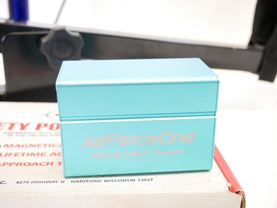 Lot 498 - Airgun accessories, to include a rifle bench...