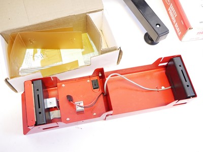 Lot 498 - Airgun accessories, to include a rifle bench...