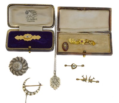 Lot 106 - A selection of jewellery.