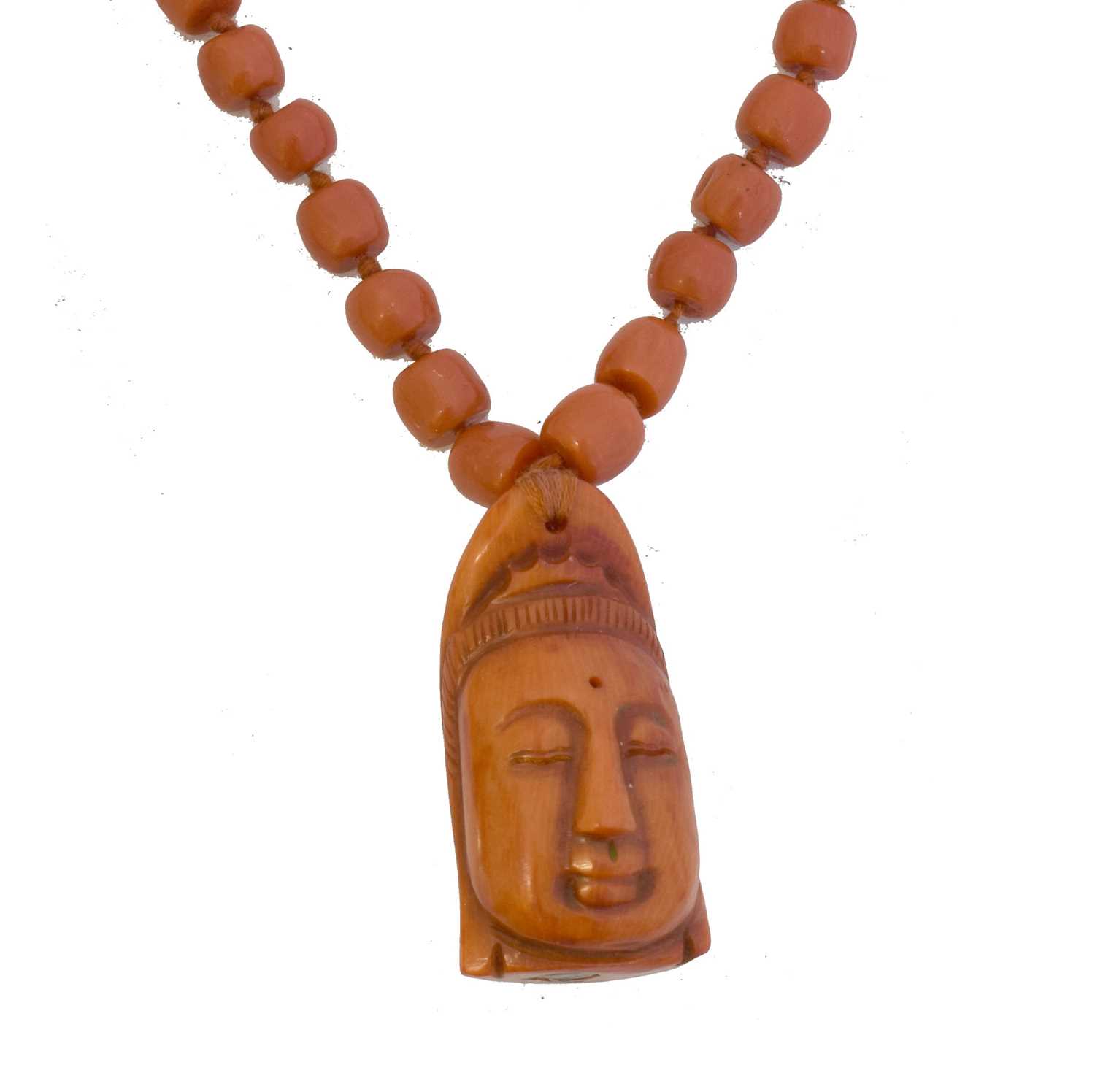 Lot 90 - A coral necklace.