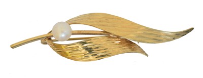 Lot 2 - A 9ct gold cultured pearl brooch.