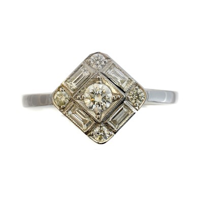 Lot 120 - A diamond cluster ring.