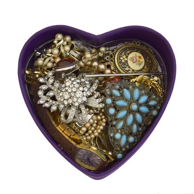 Lot 113 - A selection of costume jewellery.