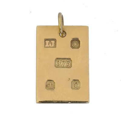 Lot 19 - A 9ct gold ingot pendant.