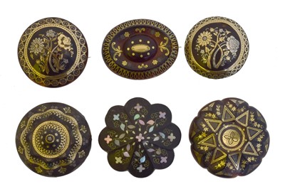Lot 31 - A selection of Victorian brooches.