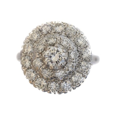 Lot 100 - A diamond cluster ring.