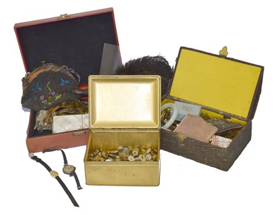 Lot 122 - A selection of costume jewellery.