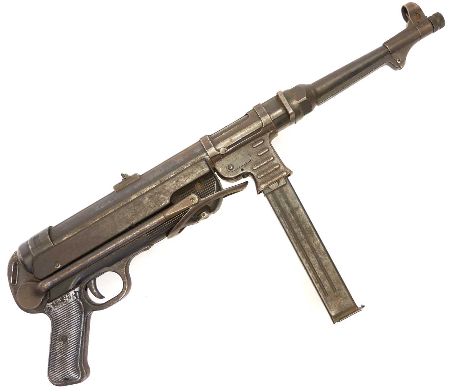 Lot 99 - Deactivated German WWII MP40 9mm submachine...