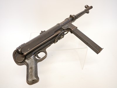 Lot 99 - Deactivated German WWII MP40 9mm submachine...