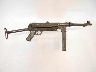 Lot 99 - Deactivated German WWII MP40 9mm submachine...
