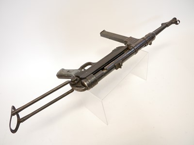 Lot 99 - Deactivated German WWII MP40 9mm submachine...