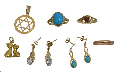 Lot 102 - A selection of 9ct gold and yellow metal jewellery.