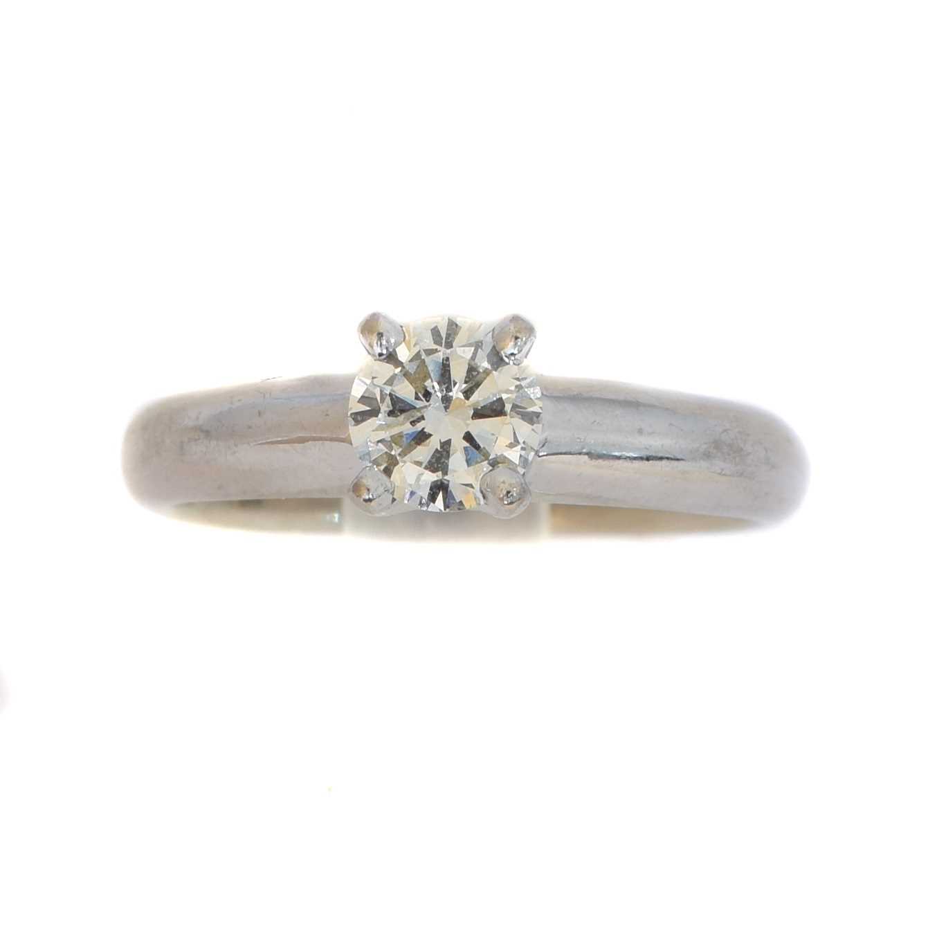 Lot 86 - An 18ct gold diamond single stone ring.