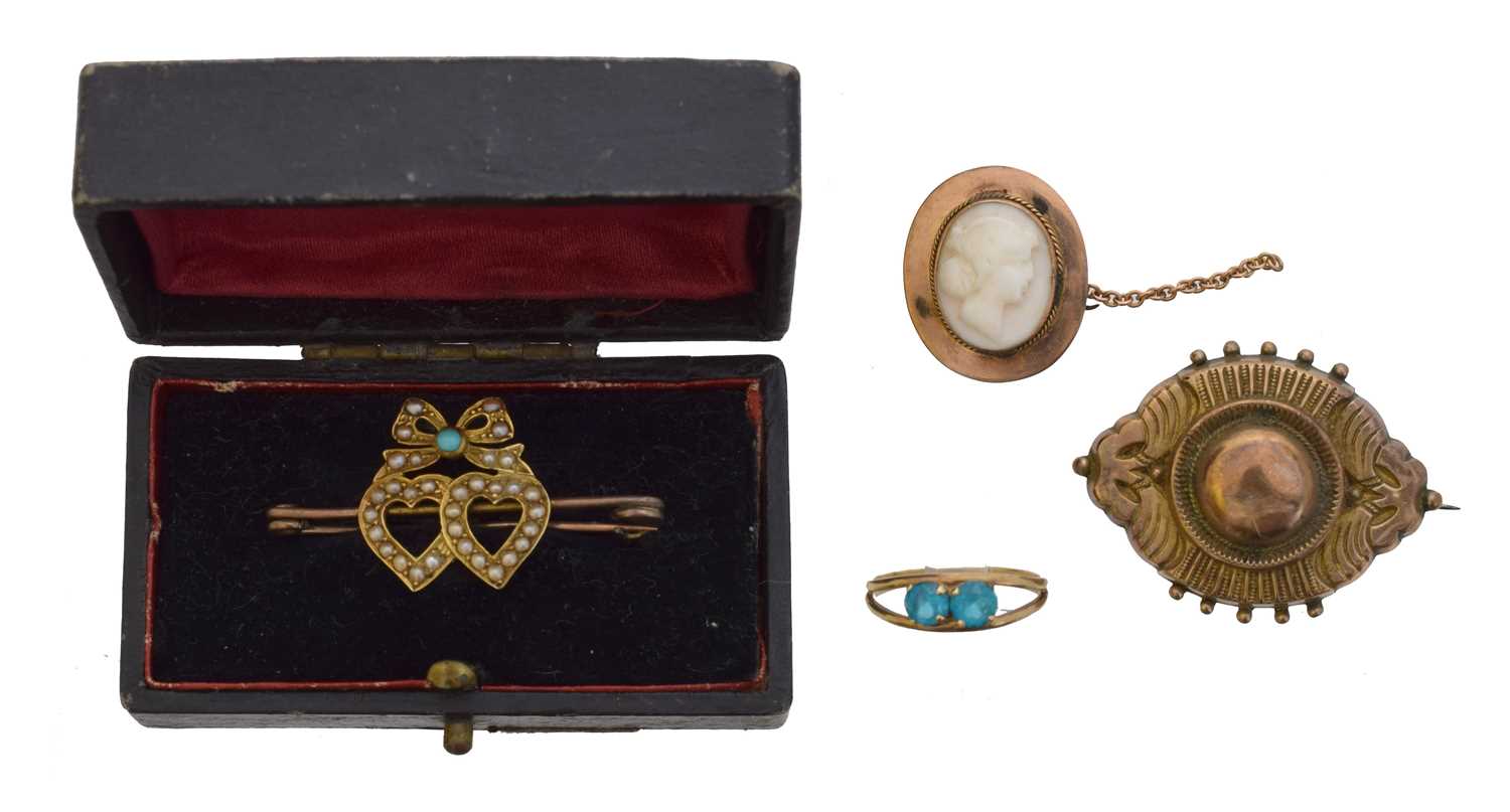 Lot 94 - A selection of 9ct and yellow metal jewellery.