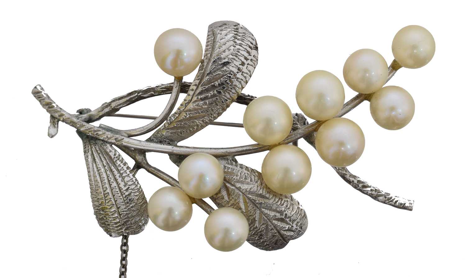 Lot 3 - A cultured pearl brooch.