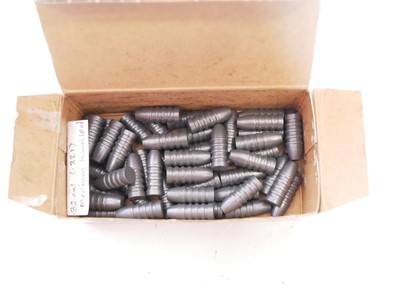 Lot 585 - .32-40 reloading tools and components, to...