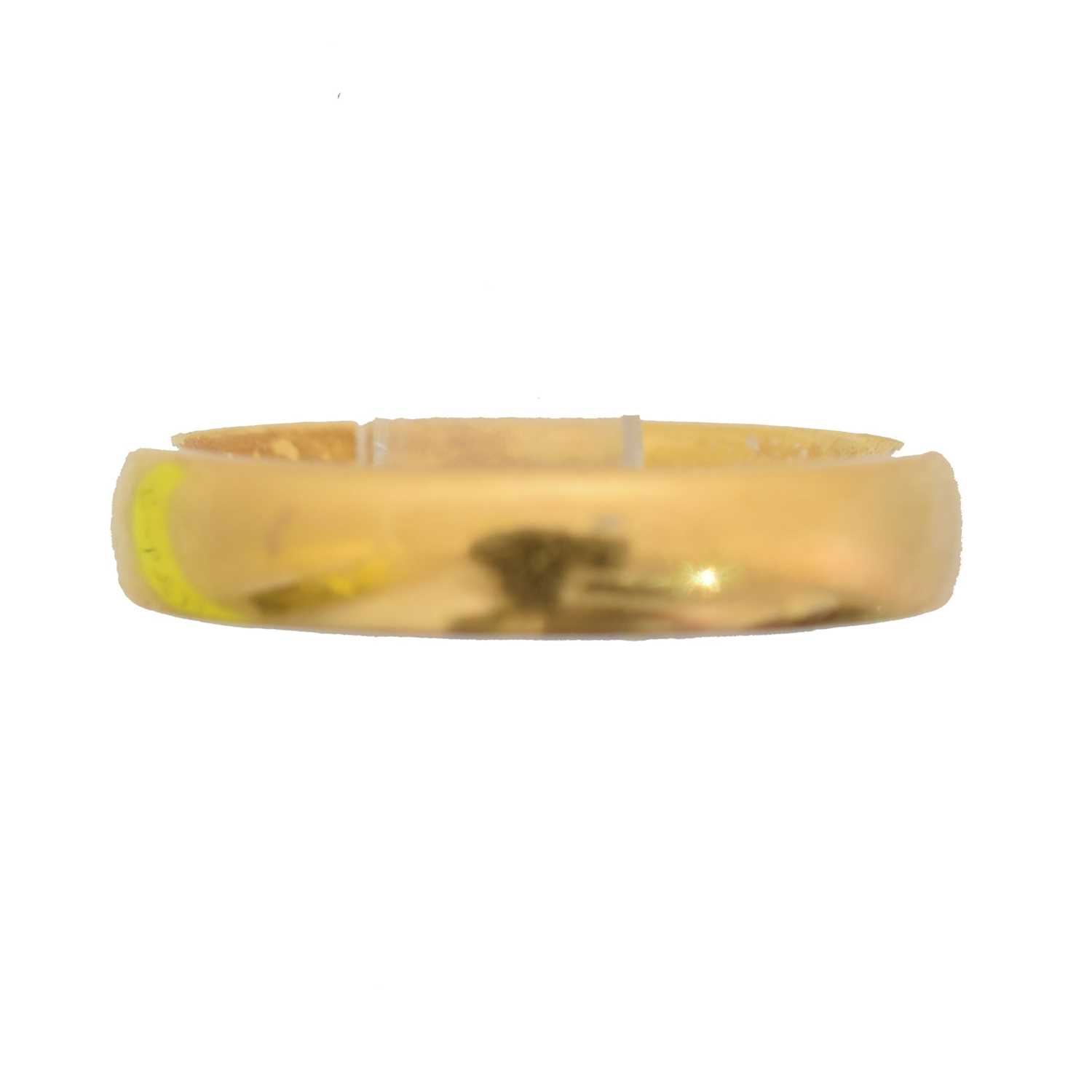 Lot 41 - A 22ct gold band ring.