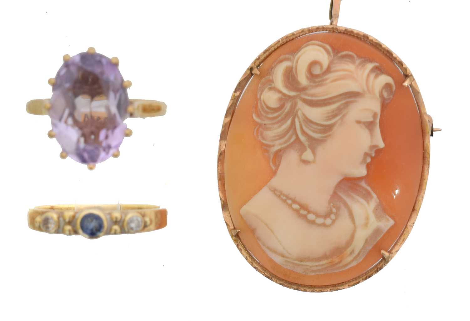 Lot 7 - A 9ct gold cameo brooch.