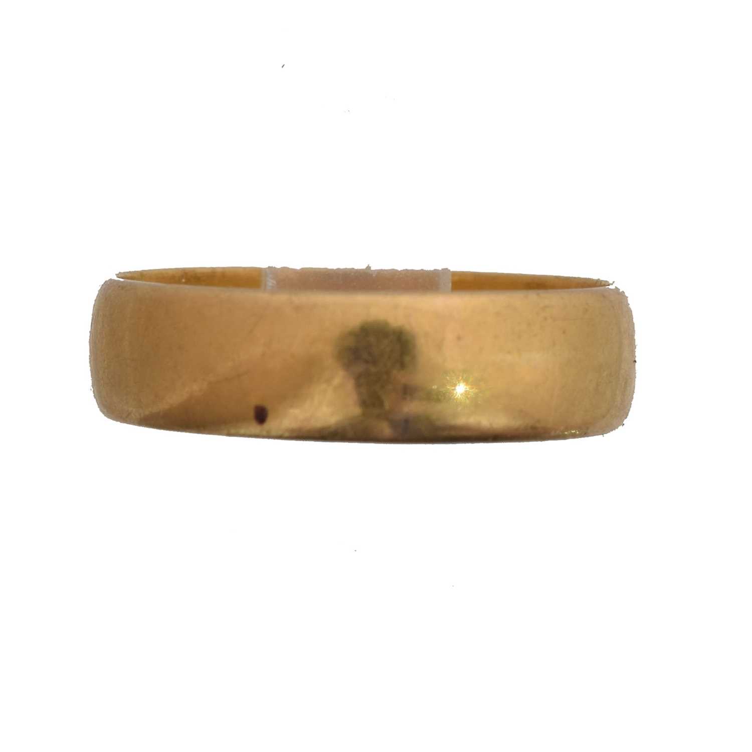 Lot 37 - A 22ct gold band ring.
