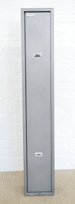 Lot Steel gun cabinet with one set of keys.