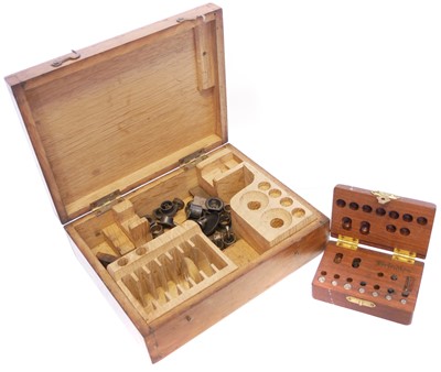 Lot Oak box containing various sight elements,...