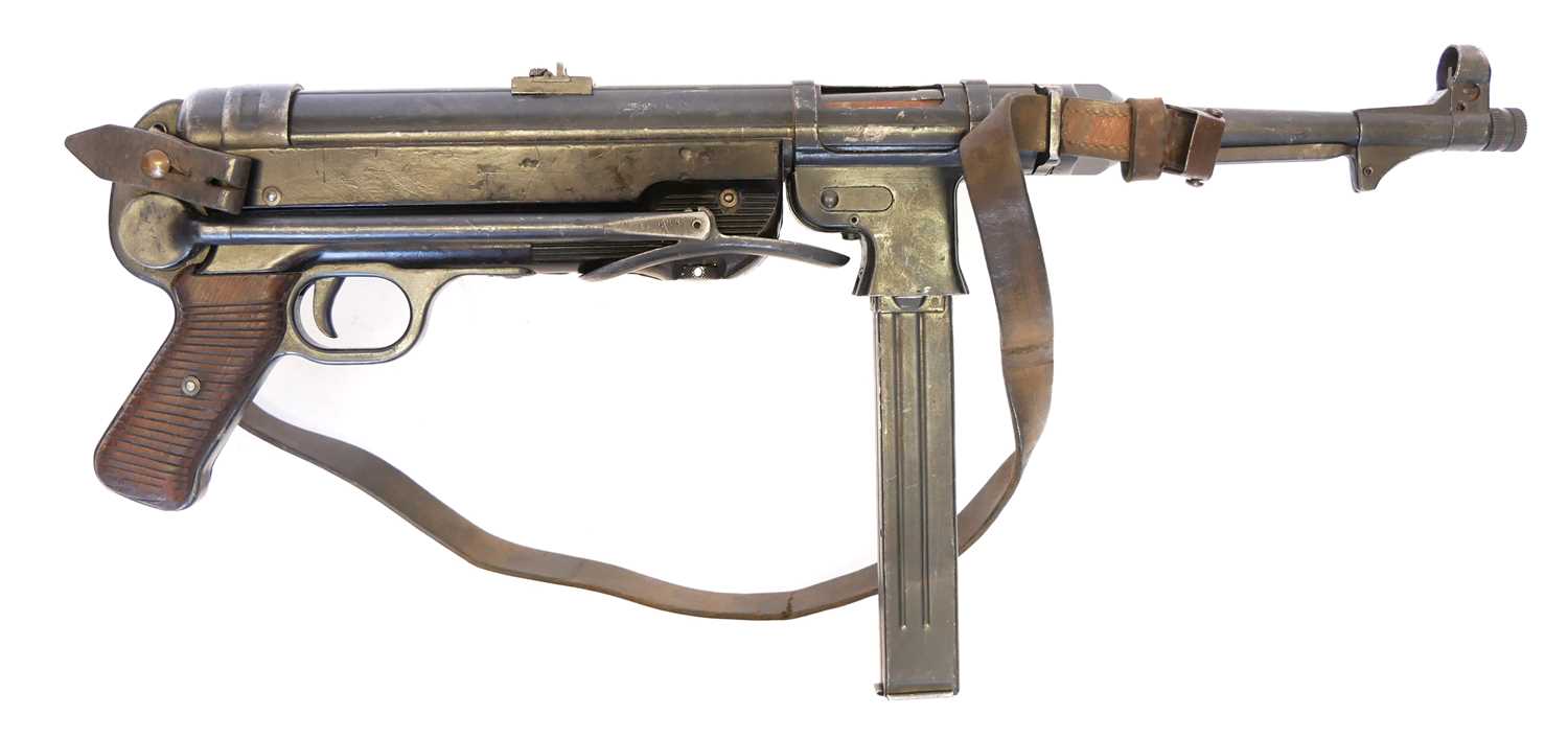 Lot 67 - Deactivated German Schmeisser WWII MP40 9mm...
