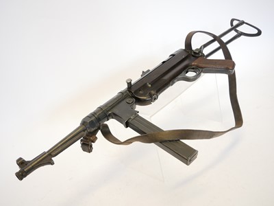 Lot 67 - Deactivated German Schmeisser WWII MP40 9mm...