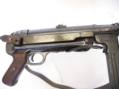 Lot 67 - Deactivated German Schmeisser WWII MP40 9mm...