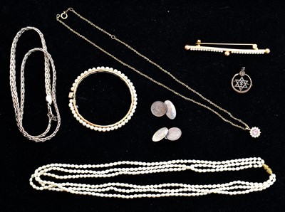 Lot 120 - A selection of various pieces of costume jewellery