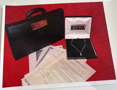 Lot 41 - Marilyn Monroe interest - A 9ct yellow gold and rhinestone pendant necklace