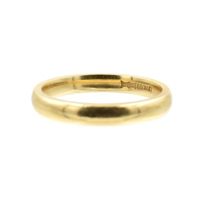 Lot 105 - An 18ct yellow gold wedding band