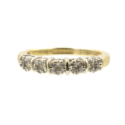 Lot 106 - An 18k yellow gold and diamond illusion cluster ring