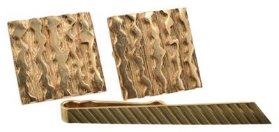 Lot 117 - A pair of 9ct gold cufflinks and a tie slide
