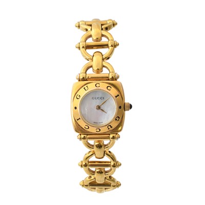 Lot 152 - A ladies gold plated Gucci wristwatch