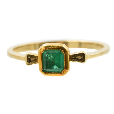 Lot An emerald and gold ring