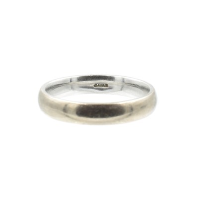 Lot 91A - An 18ct white gold wedding band
