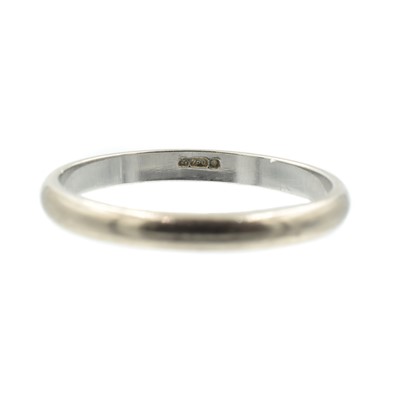 Lot 93A - An 18ct white gold wedding band
