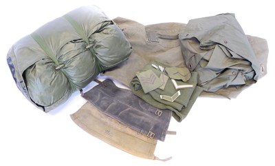 Lot British Army sleeping bag, poncho, duffle bag,...