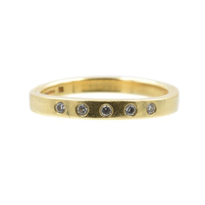 Lot 80 - An 18ct yellow gold and diamond ring
