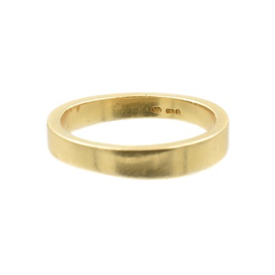 Lot 83 - An 18ct gold wedding band