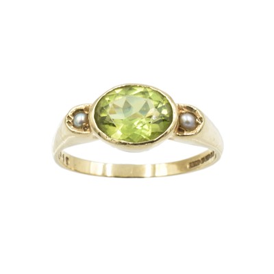 Lot 60 - A Peridot and split pearl ring set in 9ct yellow gold