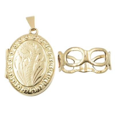 Lot 27 - A 9ct gold ring and locket