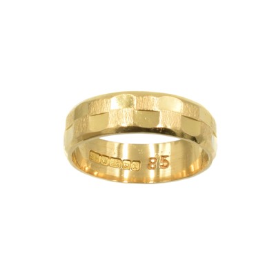 Lot 19 - A 22ct yellow gold wedding band