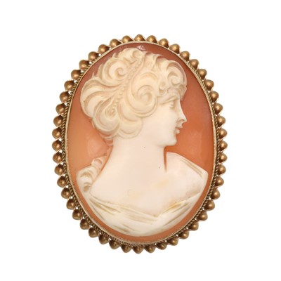 Lot 49 - A large 9ct gold cameo brooch