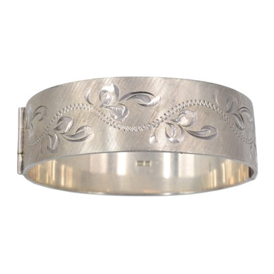 Lot 172 - A vintage sterling silver bangle